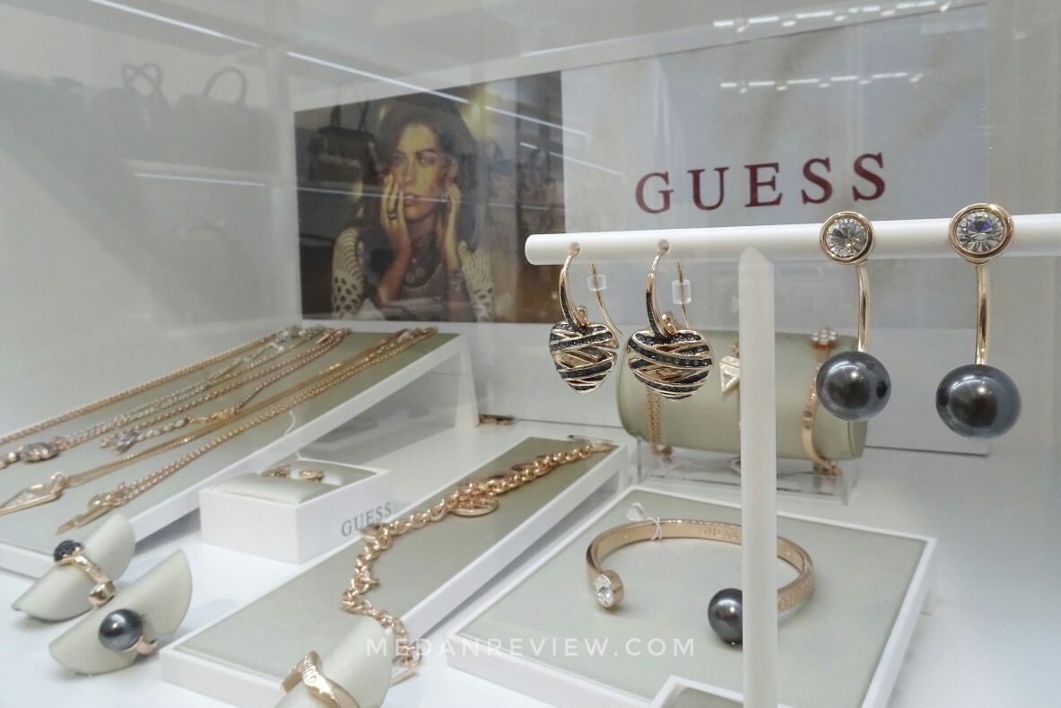 Koleksi Perhiasan di Koleksi Holiday GUESS Accessories Mall Centre Point Medan
