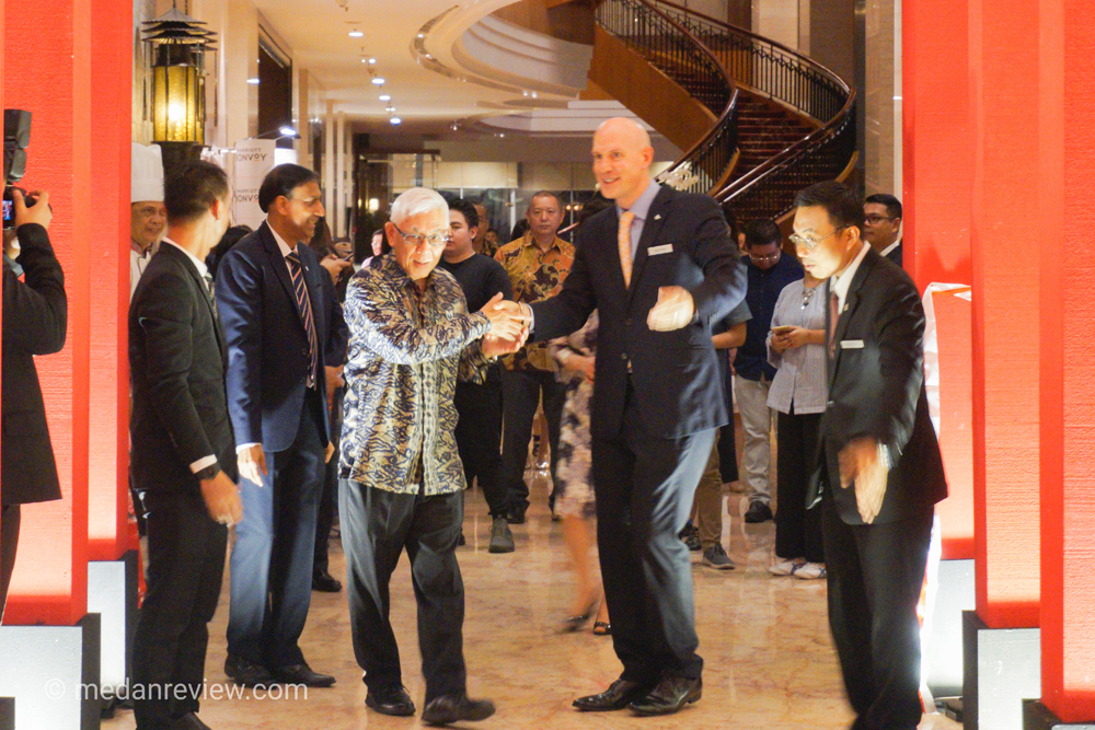 Mr Martin Ehlers (GM JW Marriott Hotel Medan) Mendampingi Konsulat Jepang Saat Launching Japanese Food Festival Marriott Cafe