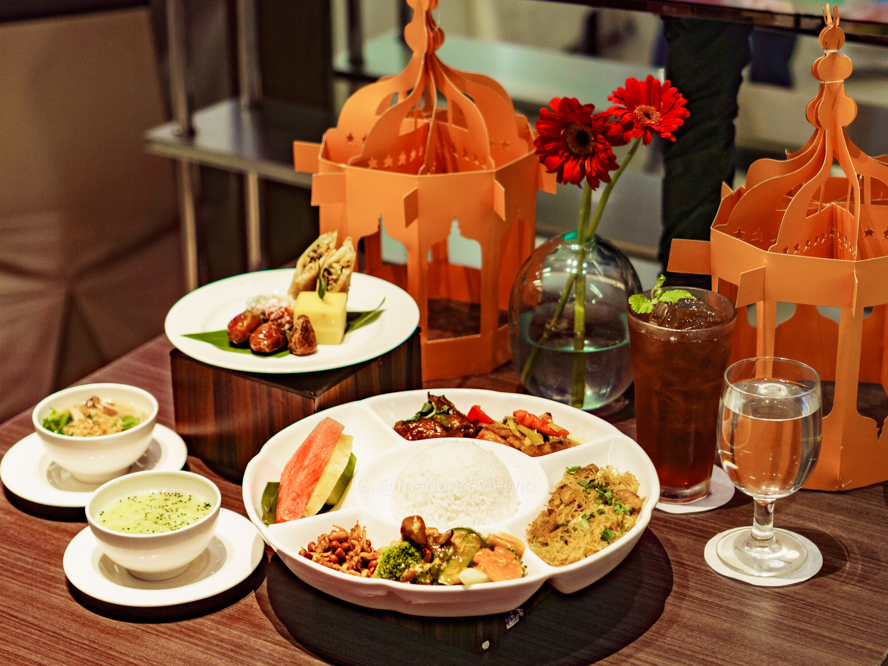 Set Menu Buka Puasa di Kafe Ulos Santika Medan