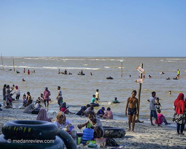 Photo #2 : Pantai Pondok Permai Ramai Pengunjung di Akhir Perkan Pertama 2020