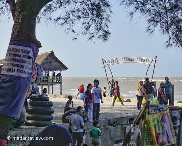 Photo #1 : Pantai Pondok Permai Ramai Pengunjung di Akhir Perkan Pertama 2020