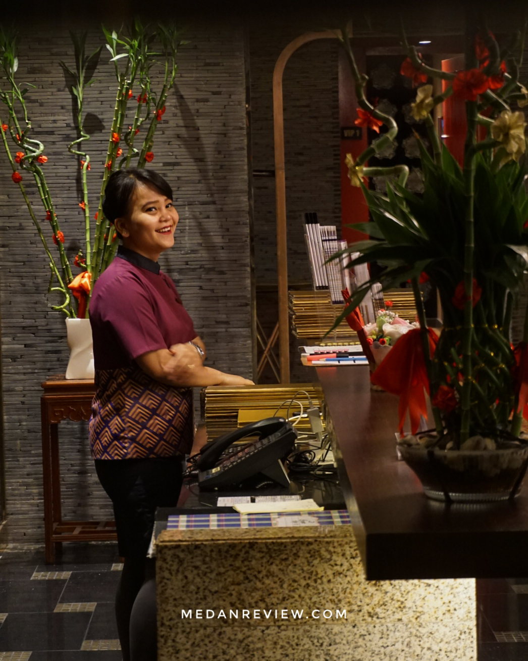 Receptionist Crystal Jade Restaurant, Grand Mercure Medan Angkasa