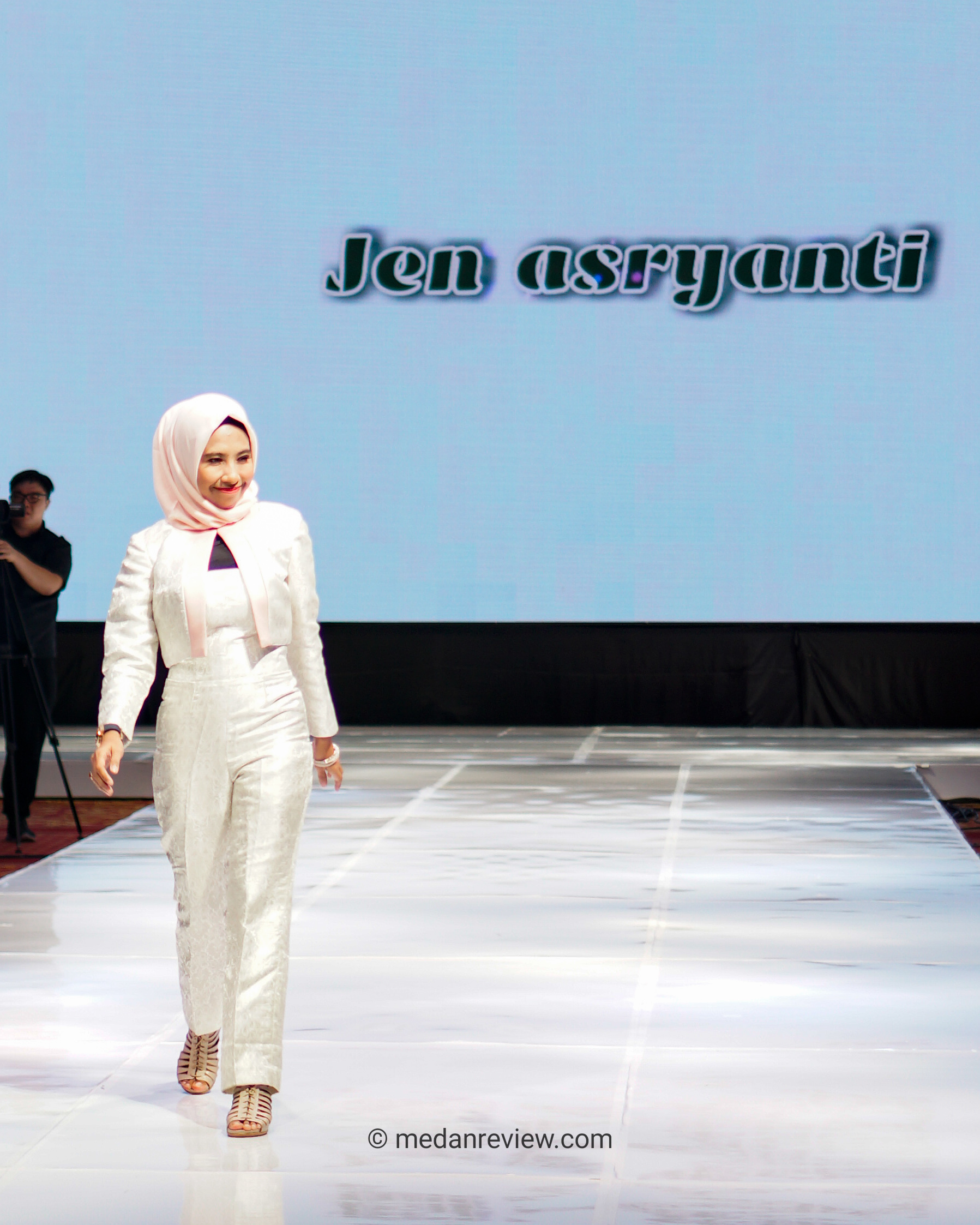 Photo #4 : Enam Fashion Designer Di Fashion Show The JW Wedding Fest 2020