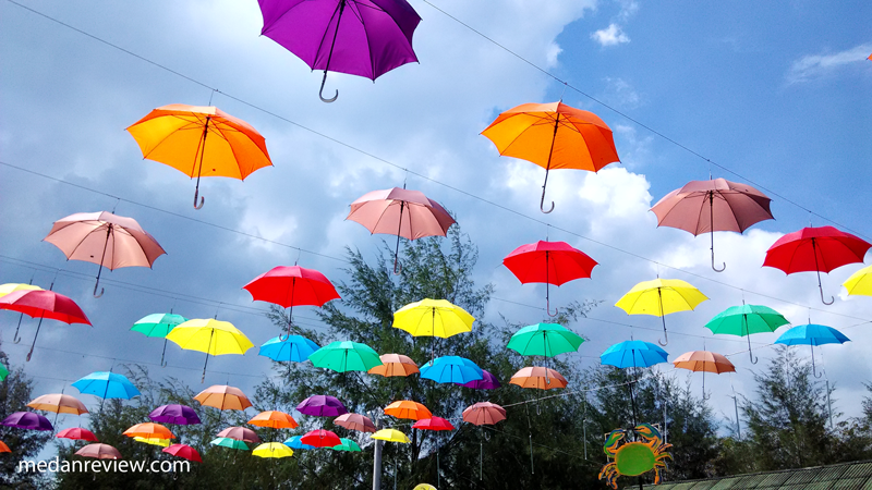 Payung Warna Warni di Pantai Bali Lestari