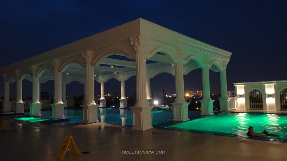 Kolam renang / Infinity Swimming Pool Adimulia Hotel di Malam Hari