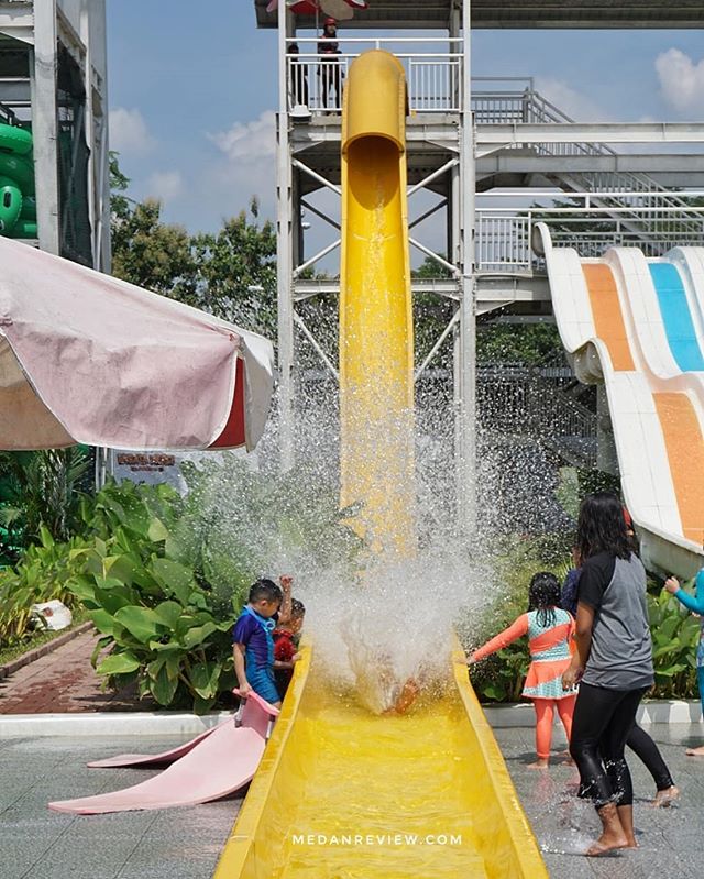 Keseruan Bermain Water Slide di Wisata Merci - Taman Bermain Air Tematik di Medan Johor