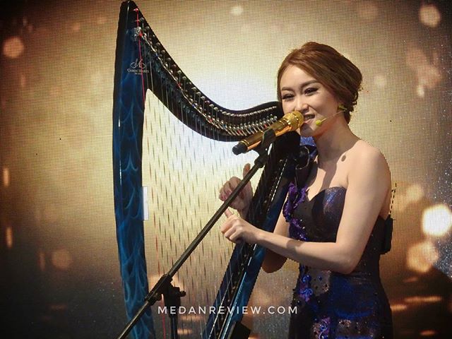 Permainan Harpa dan suara merdu Angela July (@AngelaJuly_) memeriahkan acara launching Grand Mercure Medan Angkasa