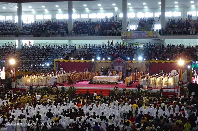 Tahbisan Uskup Agung Medan Mgr Kornelius Sipayung Ofm.Cap Dihadiri Belasan Ribu Umat Katolik