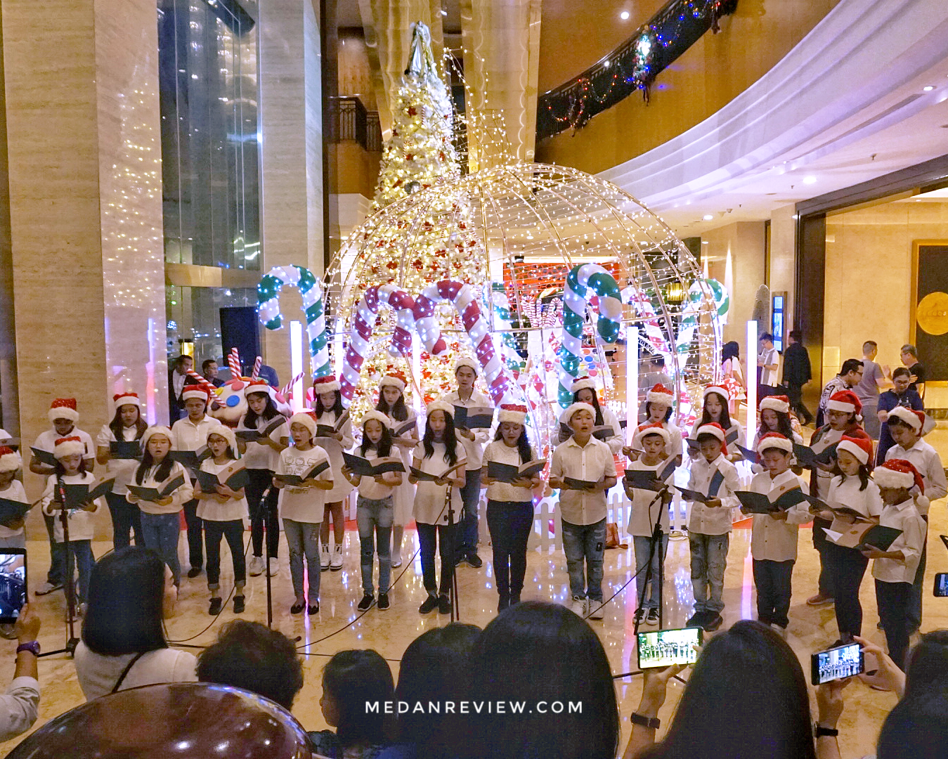 Christmas Choir di Lobby JW Marriott Medan