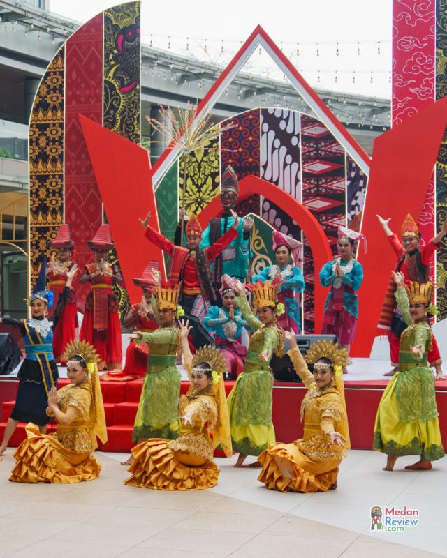 Pertunjukan Budaya di Pekan Merdeka Rivapark Delipark Mall