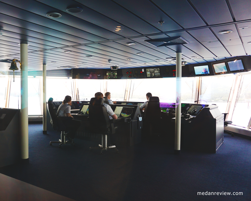 Crew dan Nahkoda Dapat Dilihat Dari Ruangan Bridge Viewing Room Genting Dream Cruise