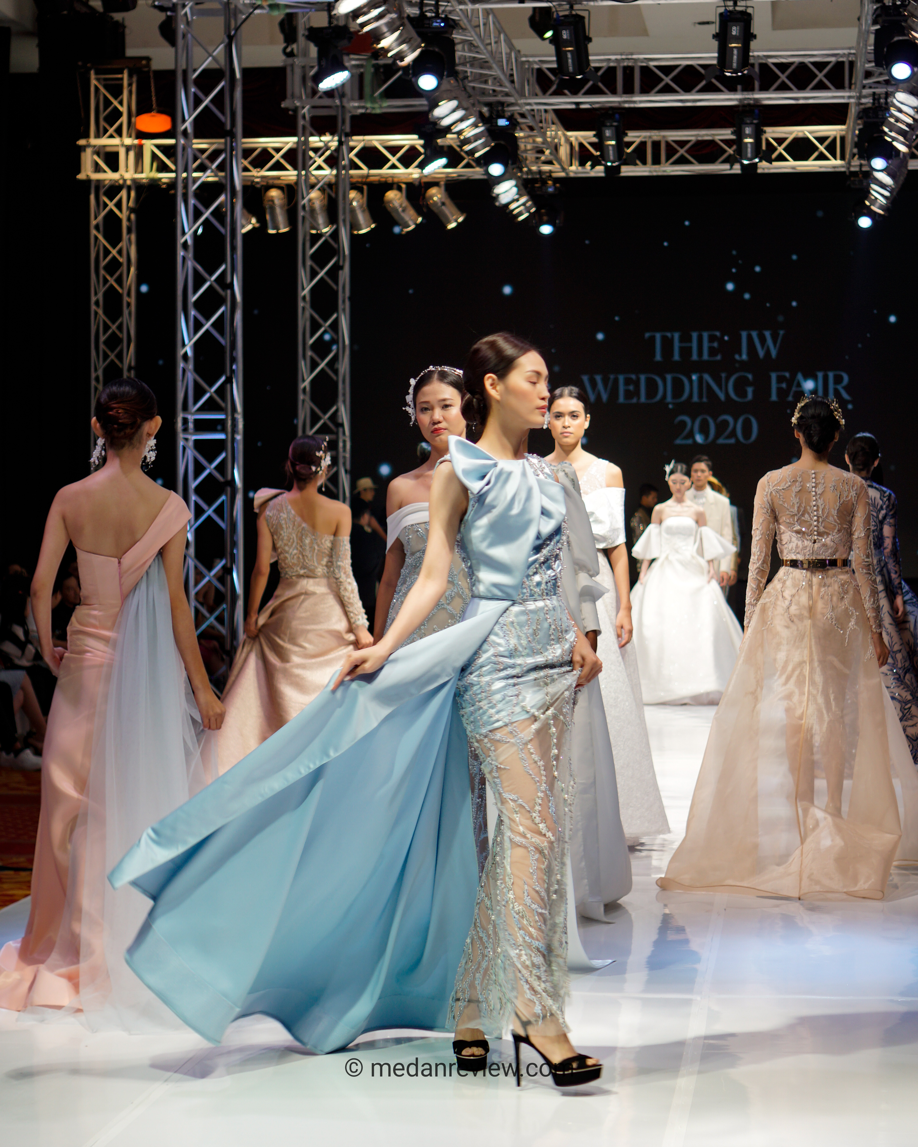 Photo #8 : Enam Fashion Designer Di Fashion Show The JW Wedding Fest 2020