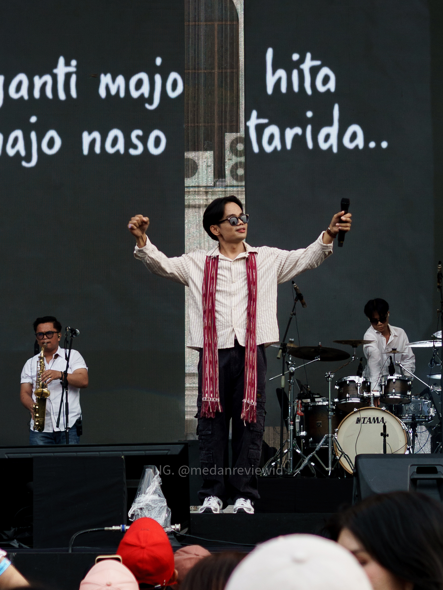 Osen Hutasoit &mdash; penampilan yang penuh energi dan interaksi dengan penonton.