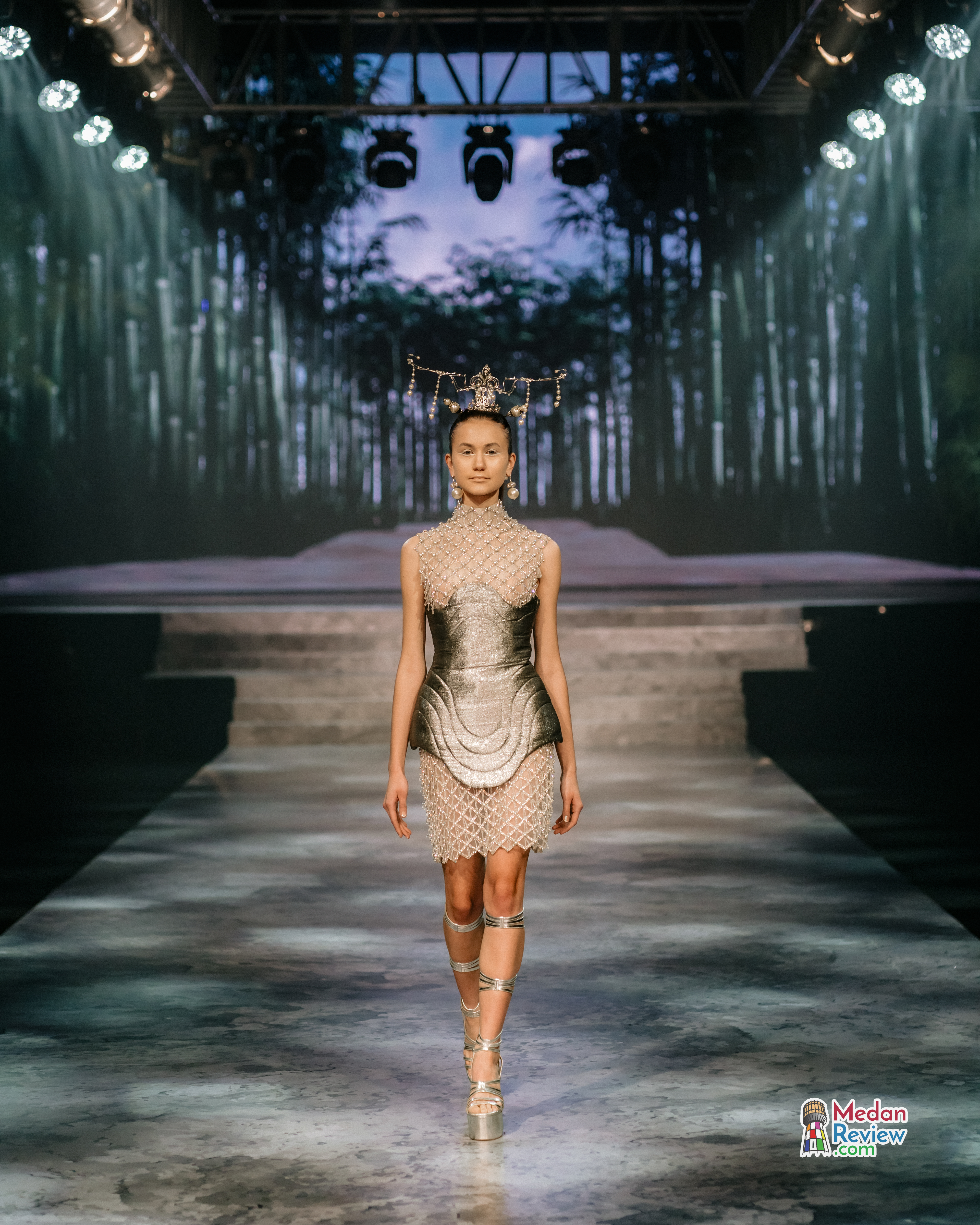 Aksen Fringe Siluet Elegan Karya Andreas Lim Couture