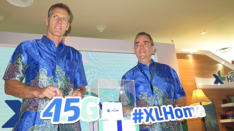 Chief Commercial Officer XL Axiata, Allan Bonke (kiri) bersama Head of Postpaid dan XL Center, Rashad Javier Sanchez