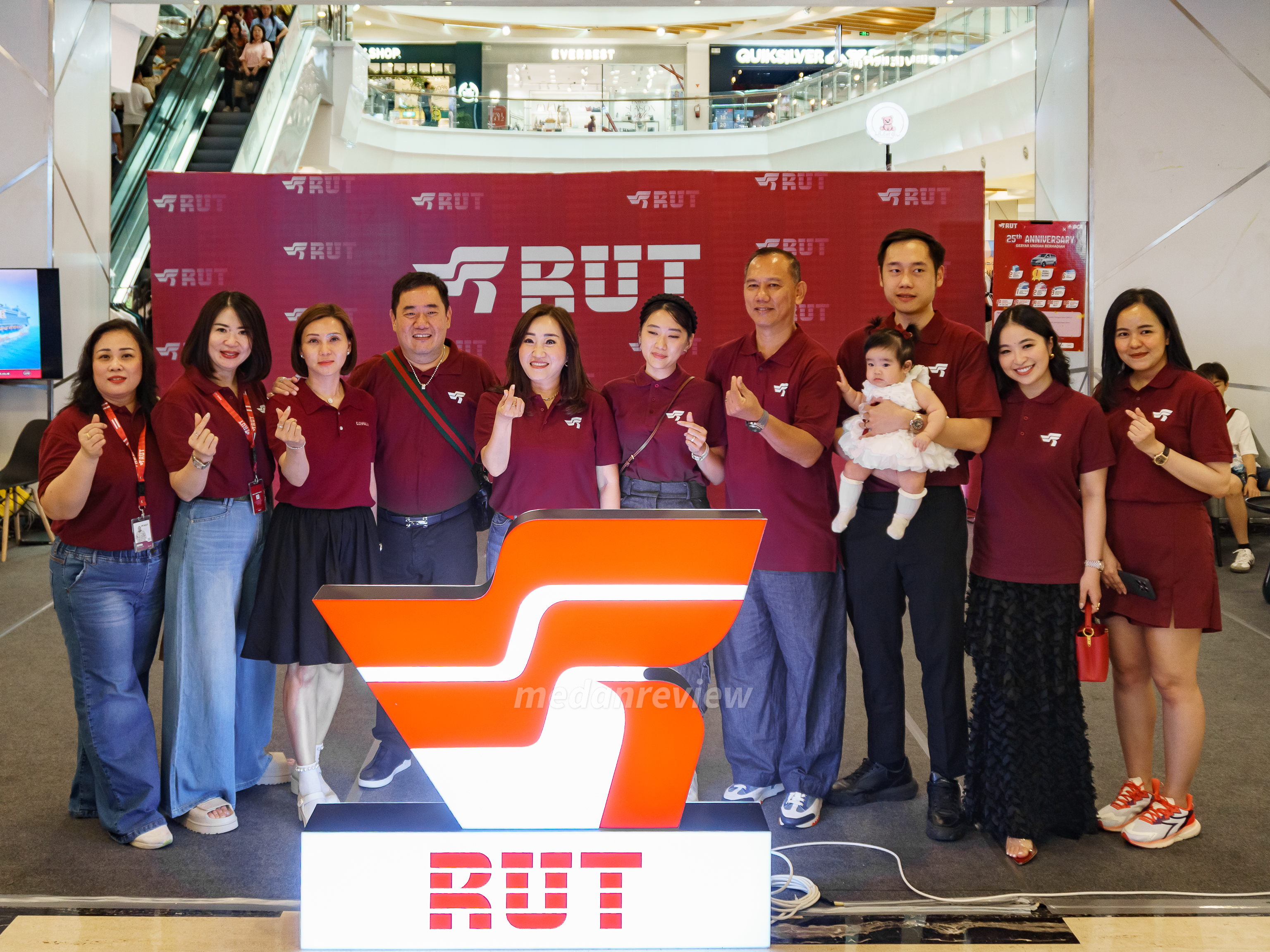 Keluarga besar dan tamu kehormatan berfoto di booth RUT