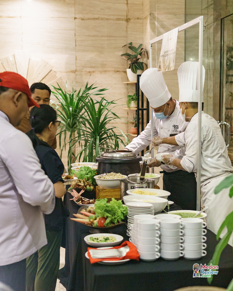Pelayanan Ramah Chef Hotel Santika Medan