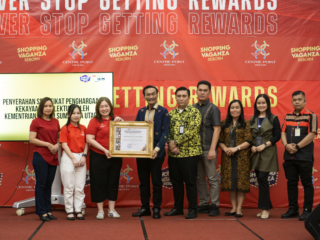 Penyerahan Sertifikat Kekayaan Intelektual Oleh Kakanwil Kementrian Hukum Sumatera Utara