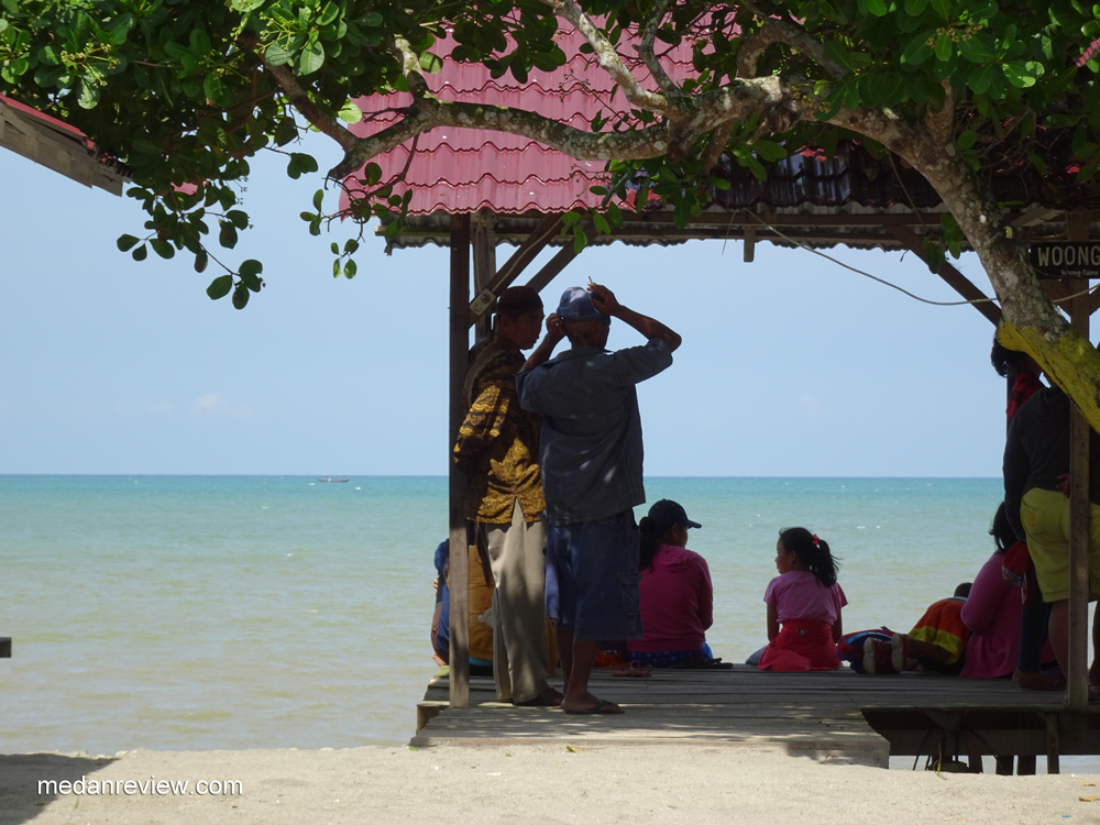 Bersantai Menikmati Pantai Woong Rame