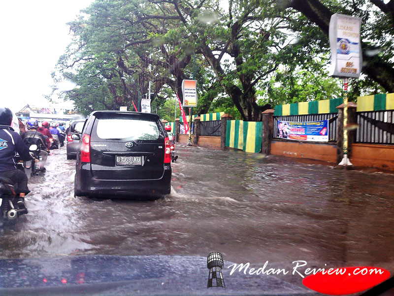 Foto banjir di depan stasiun kereta api medan 2