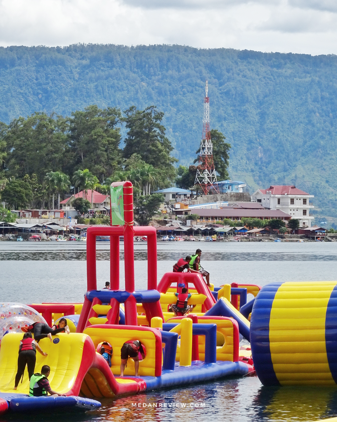 Super 9 Water Fun Lake Toba - Taman Bermain Terapung Terbesar di Indonesia