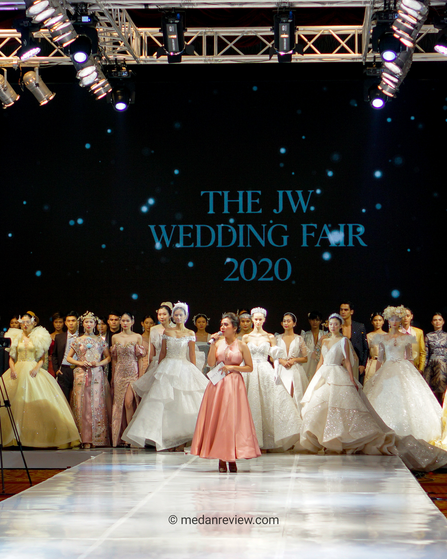 Enam Fashion Designer Di Fashion Show The JW Wedding Fest 2020