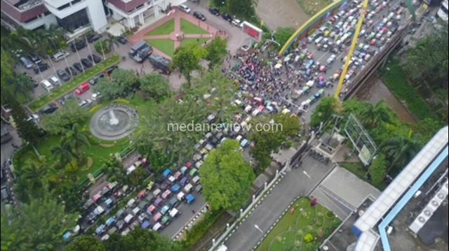 Pantauan Udara Saat Demo Tukang Becak di Jalan Raden Saleh, Medan