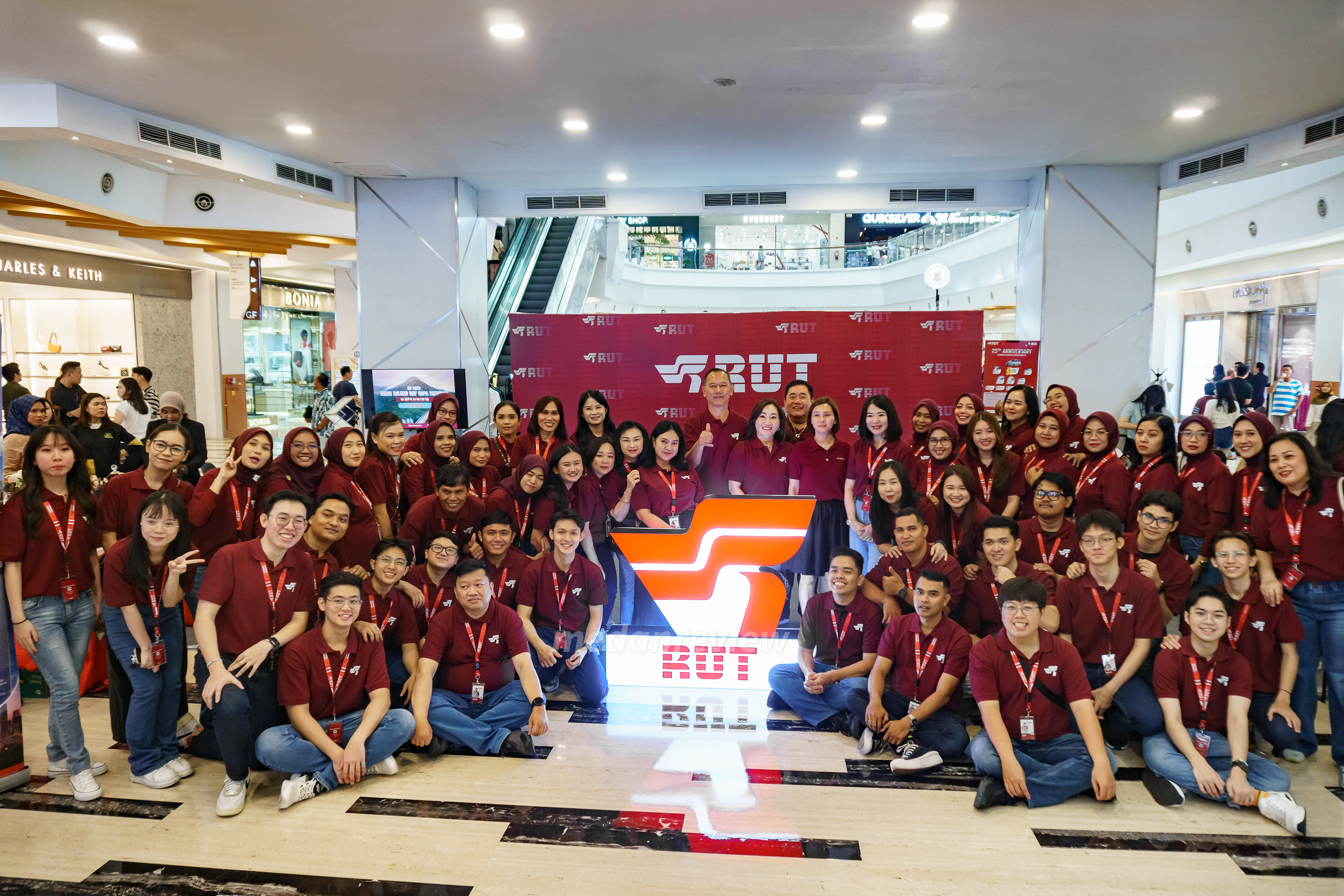 Tim besar RUT foto bersama dalam perayaan rebranding PT Raya Utama Travel