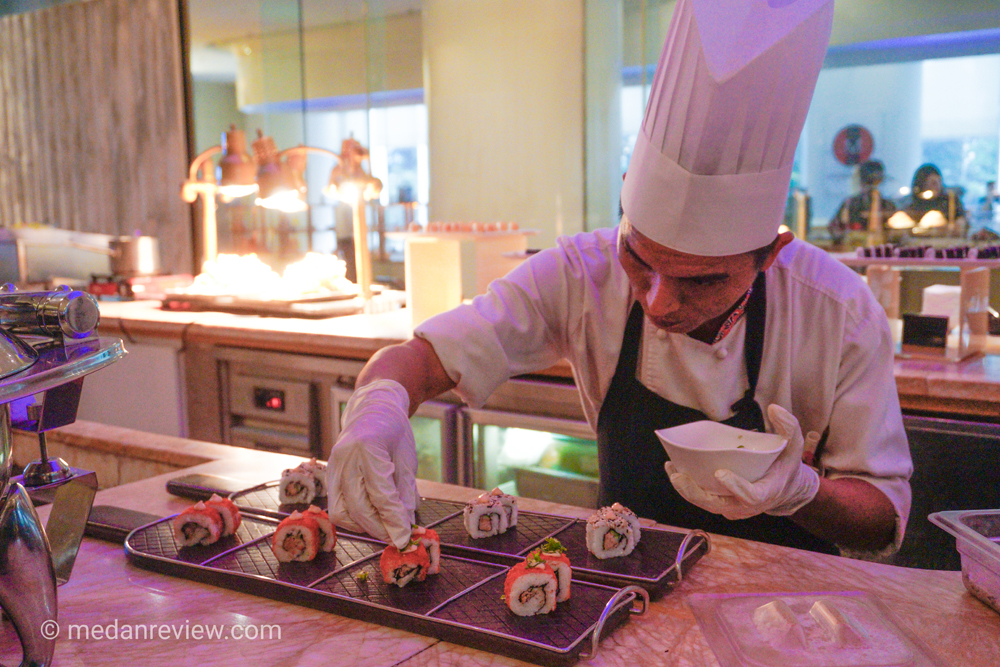 Chef Syahrur Sedang Menata Deretan Sushi