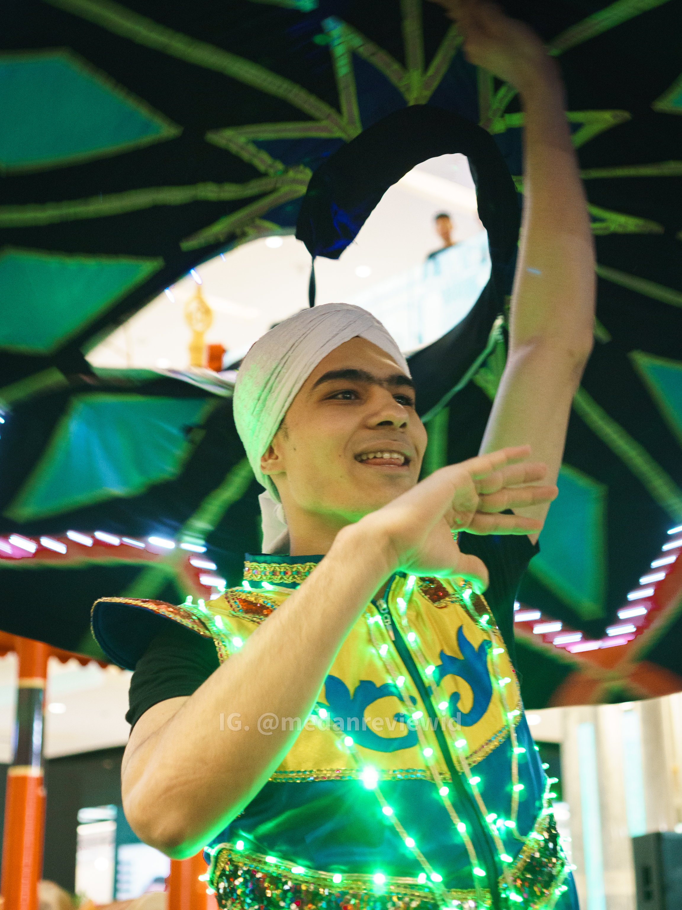 Pertunjukan Tarian Tanoura Maroko Pertama di Mall Medan