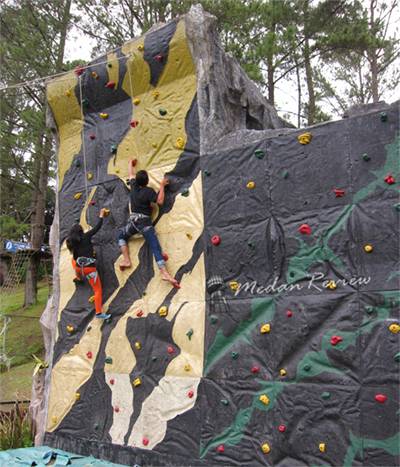 Panjat Tebing / Wall Climbing di Taman Simalem Resort
