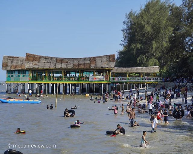 Photo #7 : Pantai Pondok Permai Ramai Pengunjung di Akhir Perkan Pertama 2020