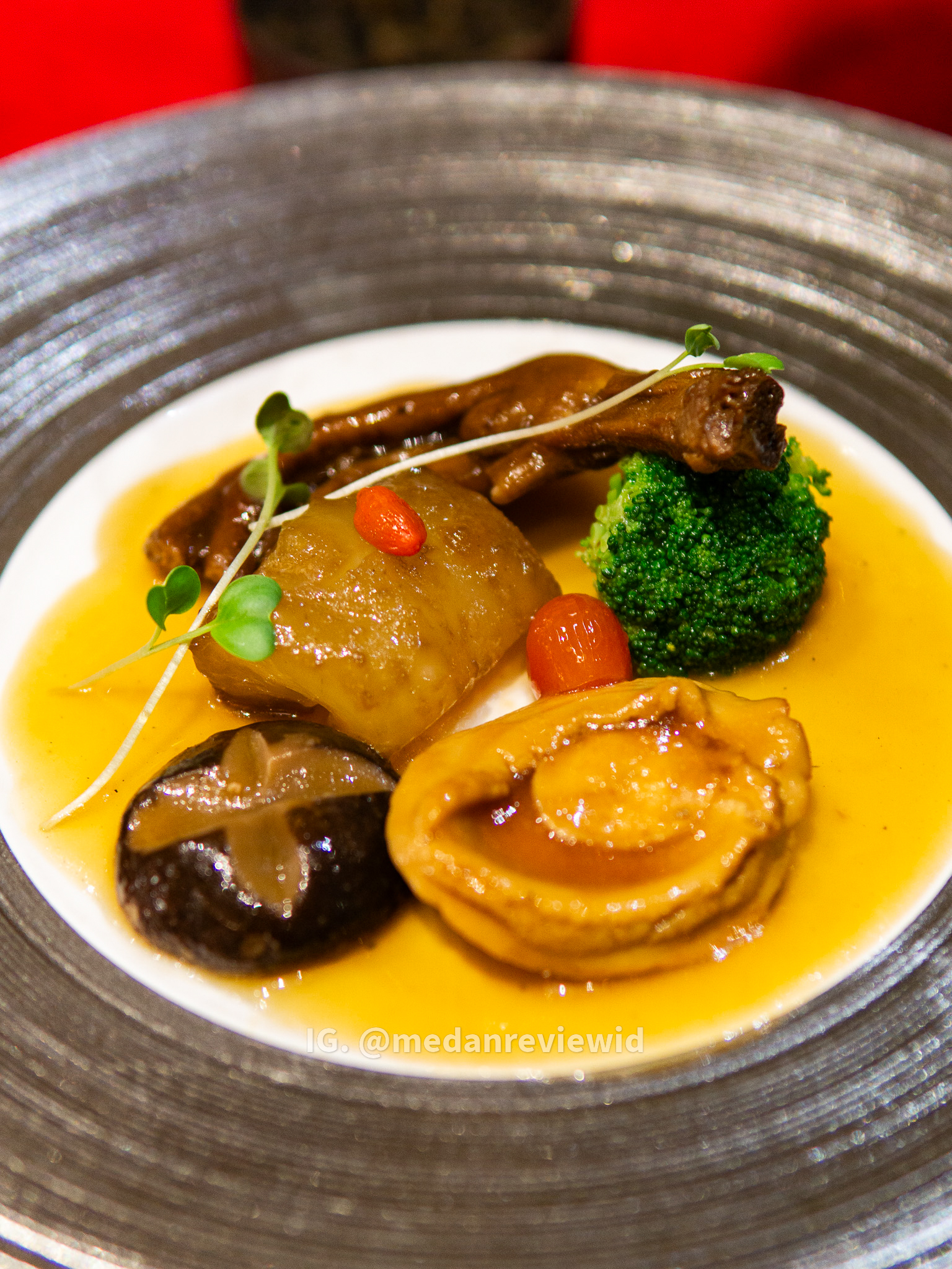 Braised Sea Cucumber with Abalone and Duck Feet in Broccoli
